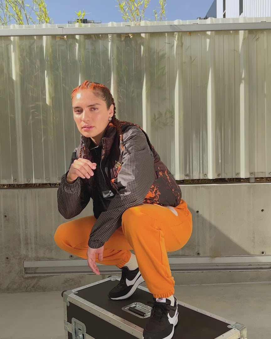 Cargar video: Nike Waffle Debut